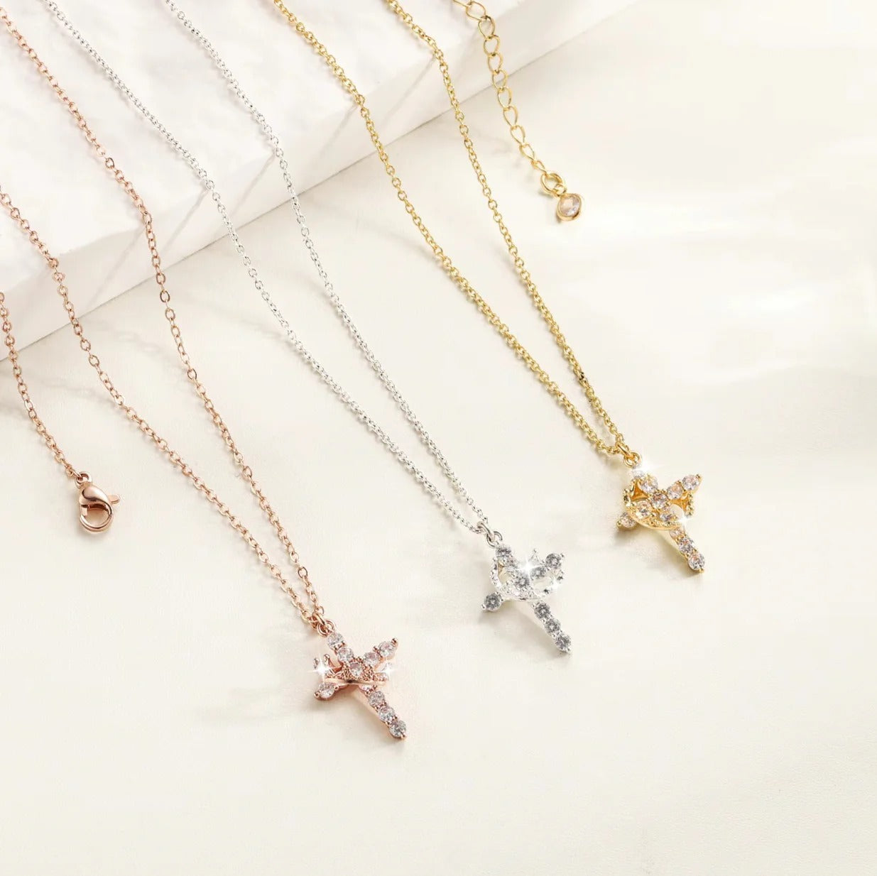 Colar Cruz & Coroa - Banhado a Ouro 18K