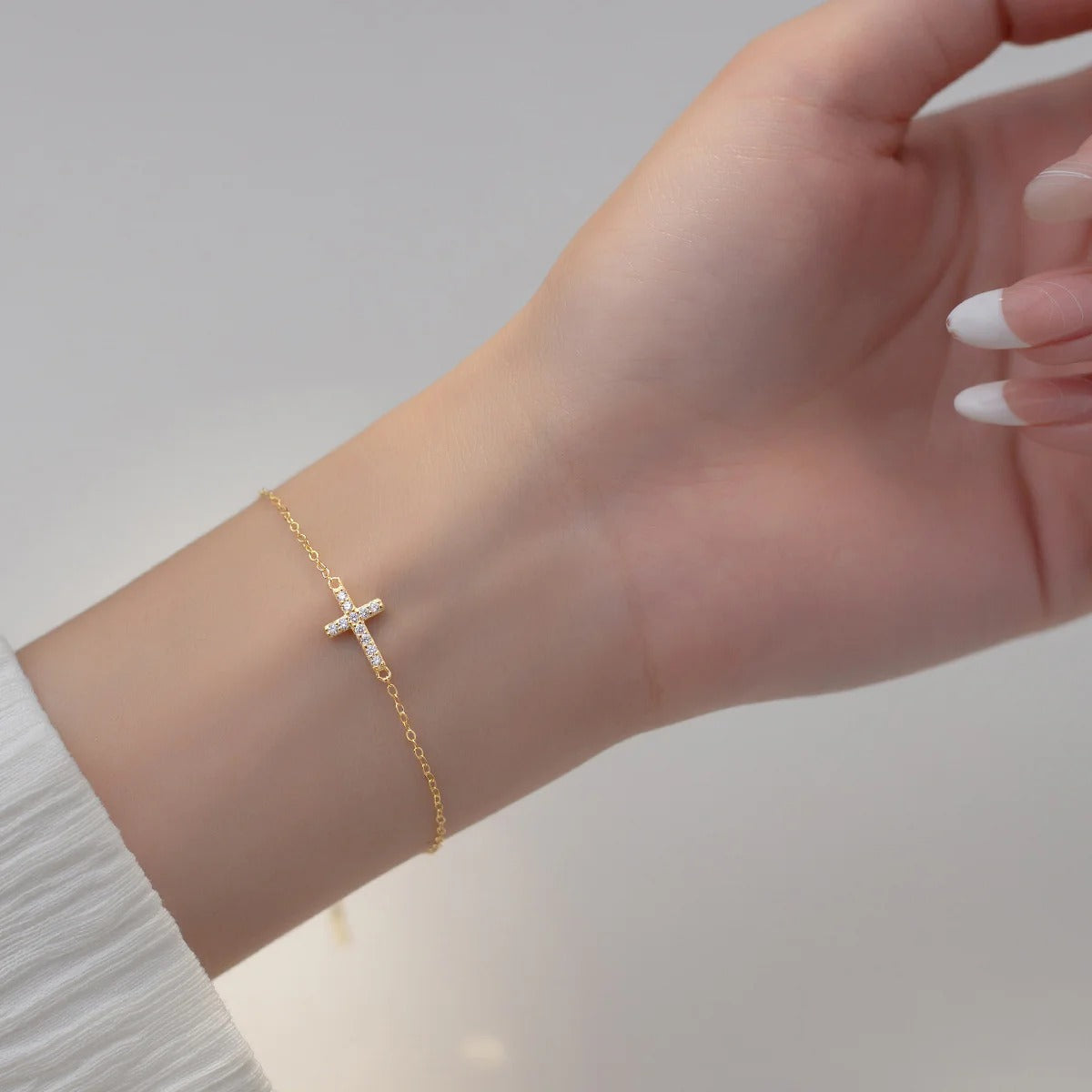 Pulseira Pingente Delicado de Cruz Banhada em Ouro [COMPRE 1 LEVE 2]
