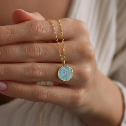 Colar com Pingente de Cruz Esmaltada Banhada a Ouro