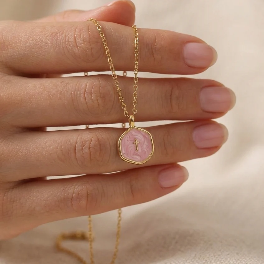 Colar com Pingente de Cruz Esmaltada Banhada a Ouro