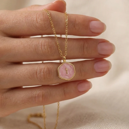 Colar com Pingente de Cruz Esmaltada Banhada a Ouro