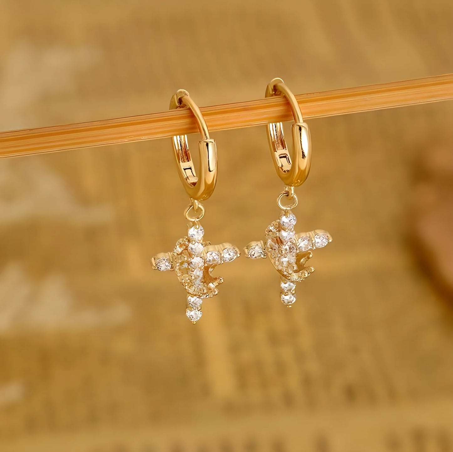Brinco Cruz & Coroa Banhado a Ouro 18K [COMPRE 1 E LEVE 2]
