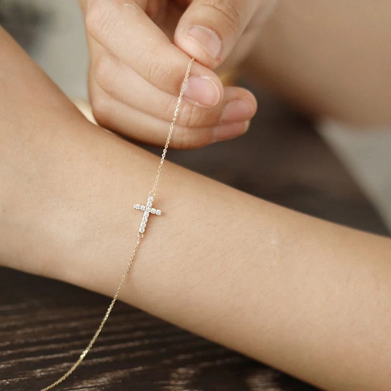 Pulseira Pingente Delicado de Cruz Banhada em Ouro [COMPRE 1 LEVE 2]