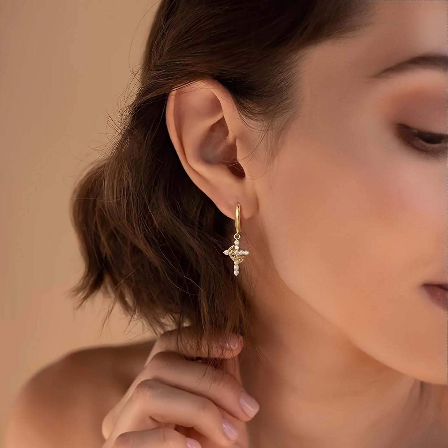 Brinco Cruz & Coroa Banhado a Ouro 18K [COMPRE 1 E LEVE 2]