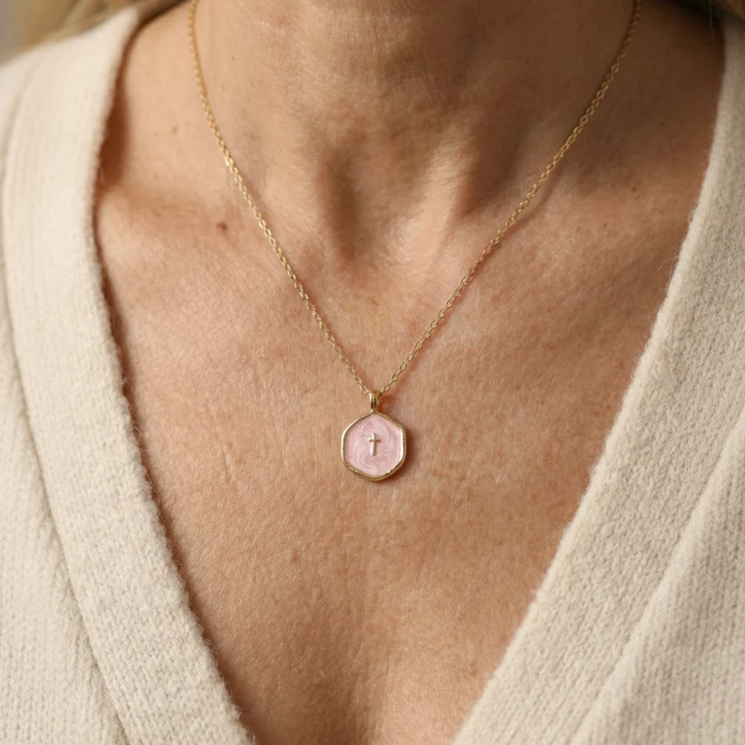 Colar com Pingente de Cruz Esmaltada Banhada a Ouro