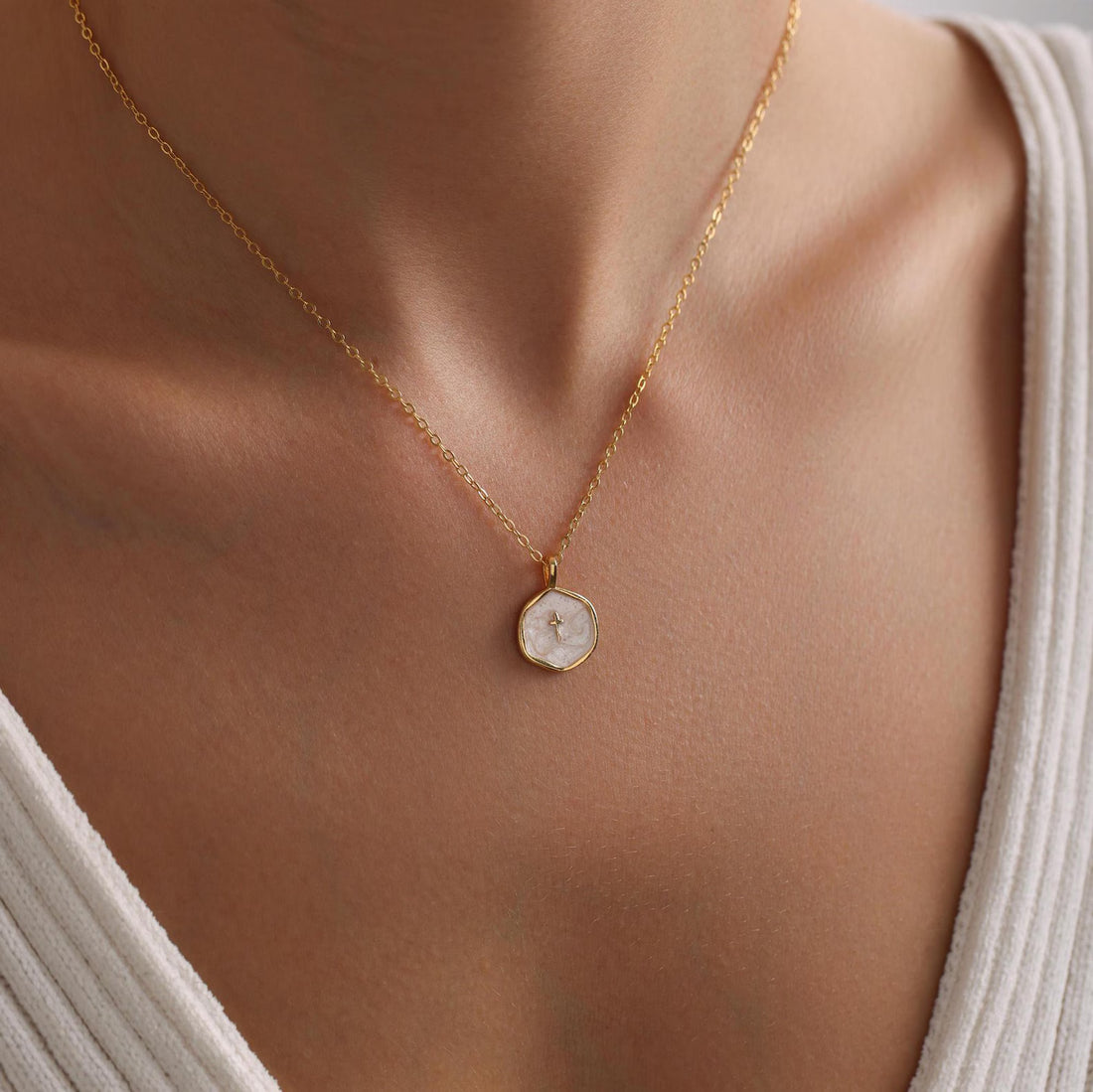 Colar com Pingente de Cruz Esmaltada Banhada a Ouro